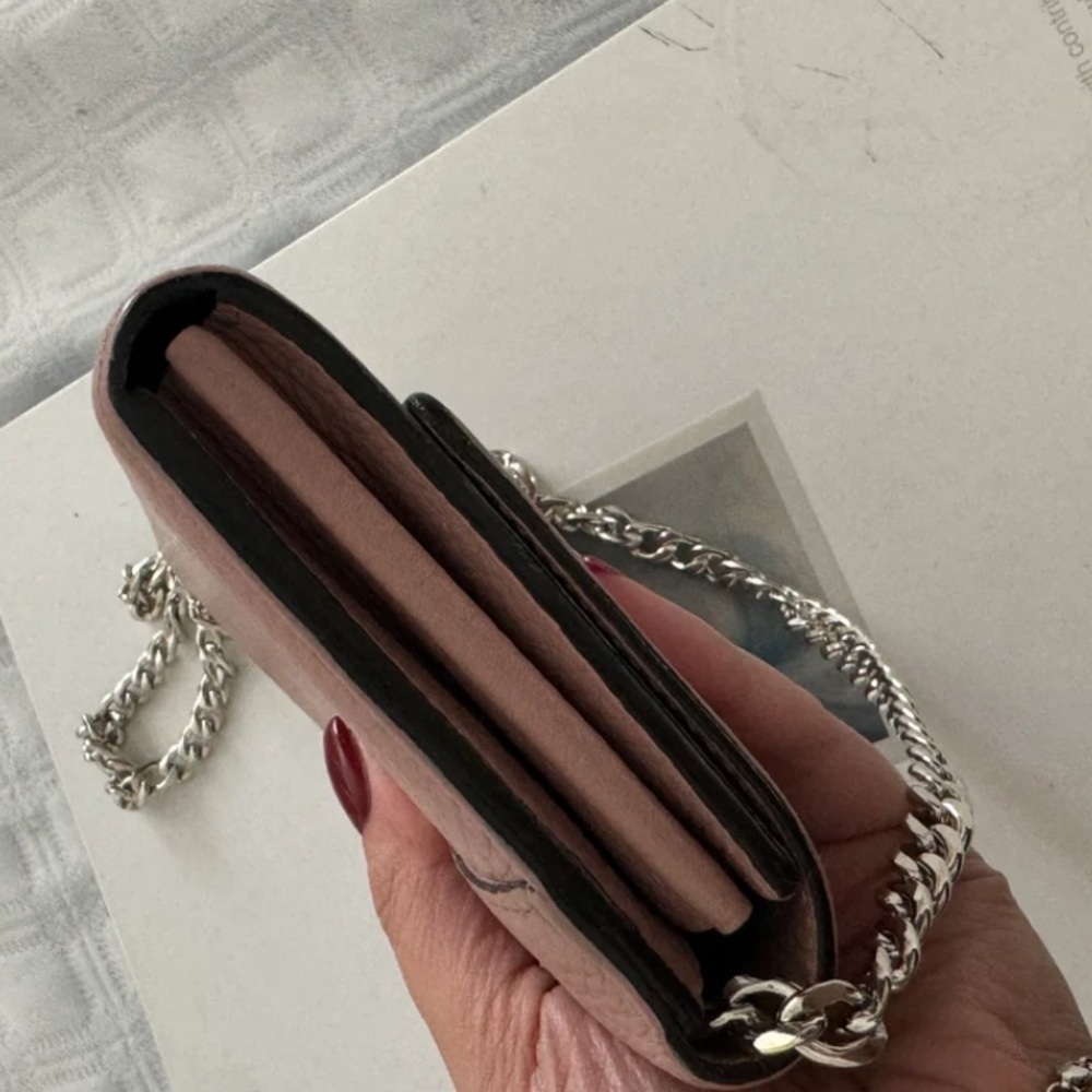 Louis Vuitton Capucines Wallet in Magnolia - Picture 7 of 16